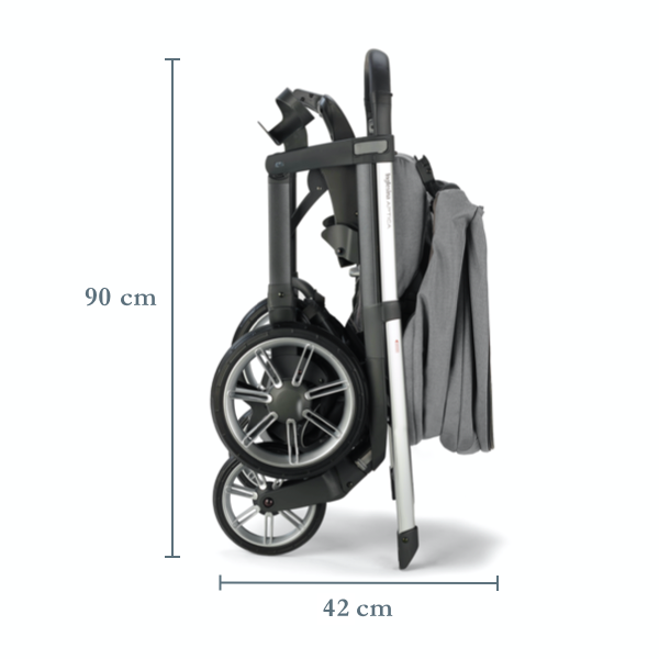 Vista lateral del cochecito Inglesina Aptica 2025 plegado con asiento colocado, mide 90 cm de alto y 42 cm de ancho